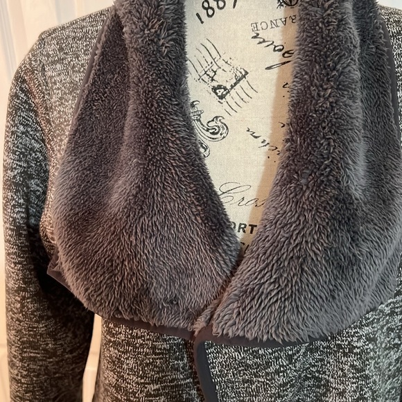 Beautifully warm sweater - Picture 3 of 9